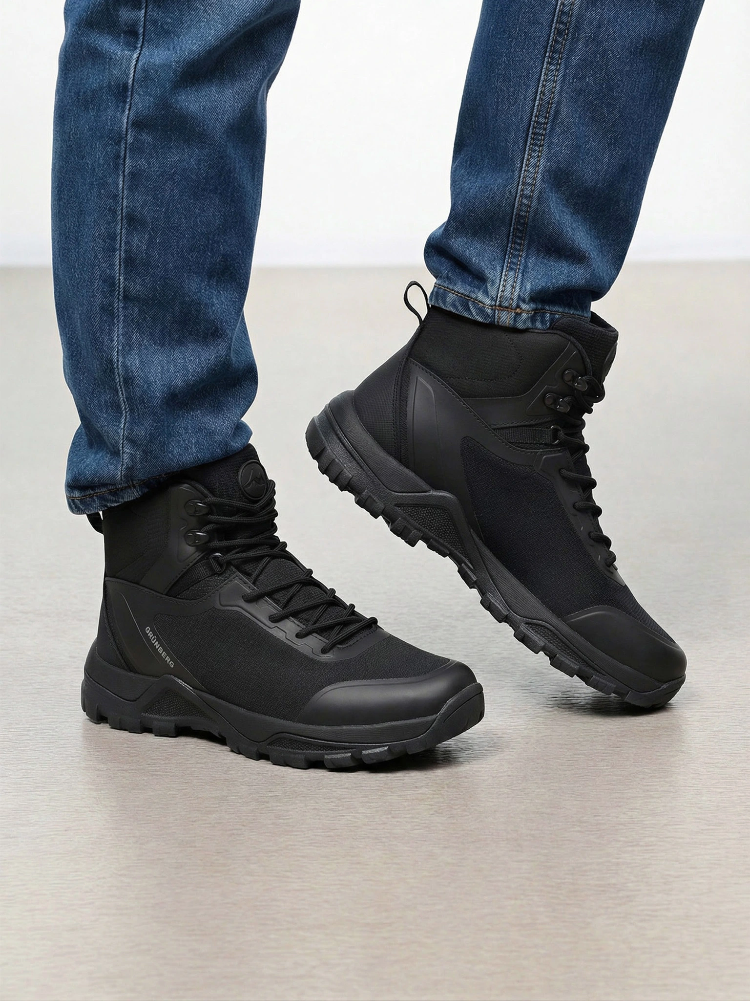 Ботинки черного цвета комбинированные на рельефной подошве